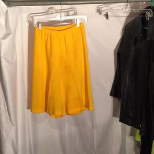 Bright yellow st.john’s like knit pullon short EUC